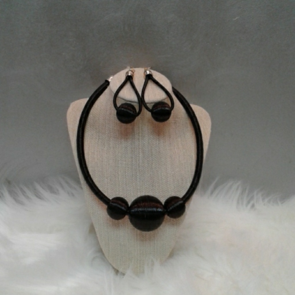 Gorgeous Fabric Necklace (NWOT)
